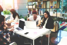 Agencia de noticias con IA y automatizaciones